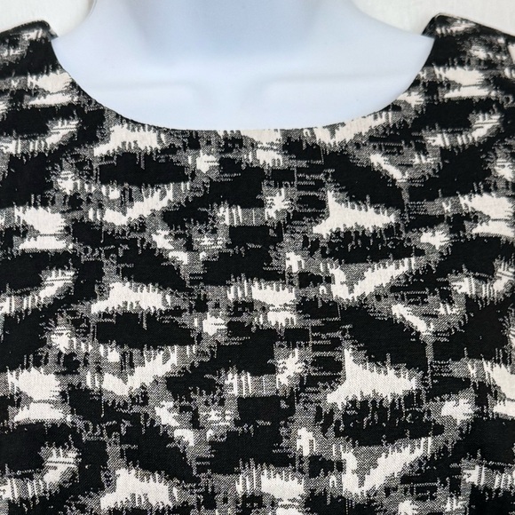 CALVIN KLEIN SHEATH DRESS. BLACK & WHITE GEOMETRIC PATTERN TEXTURED SLIMMING. - Picture 5 of 14